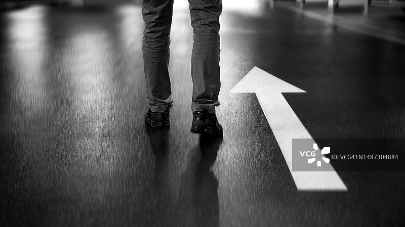 商人沿着白色方向箭头行走图片素材