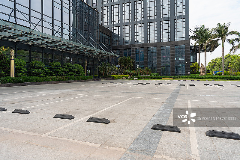 办公楼前的空停车场图片素材