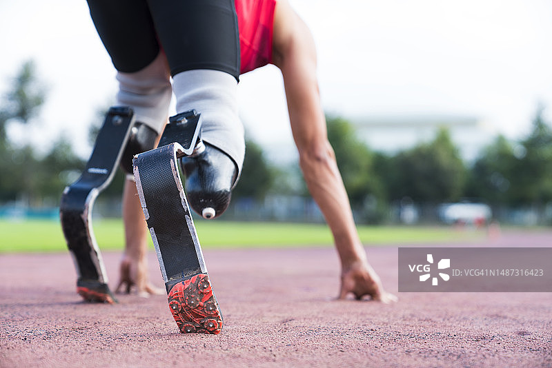 在户外跑步的装有假肢的残疾男子图片素材