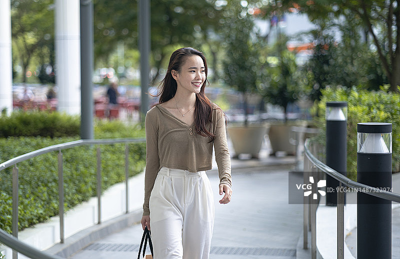 通勤上班的年轻中国女子图片素材