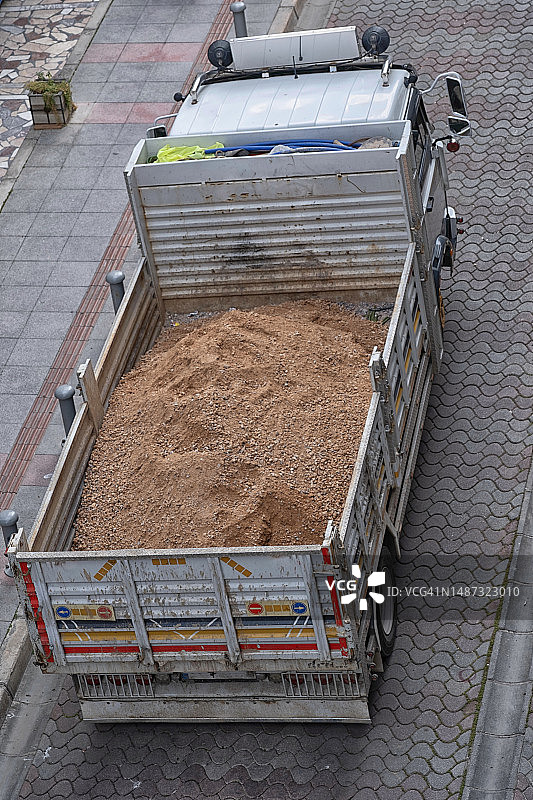 伊兹密尔城市街道上的砂石车高角度视图图片素材