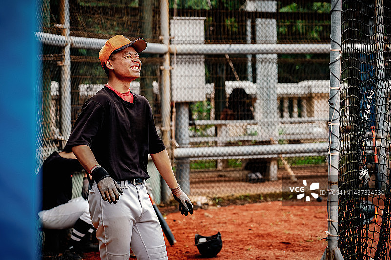 棒球运动员因失误而失望地仰望天空的肖像图片素材