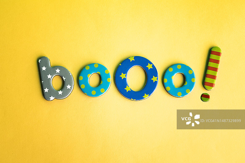 黄色背景上的金属字母“booo！”图片素材