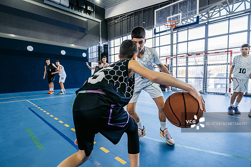 青少年在室内打篮球图片素材