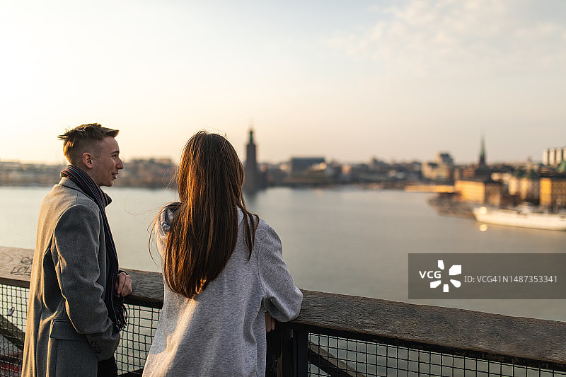 欣赏风景的青少年男孩和女孩图片素材