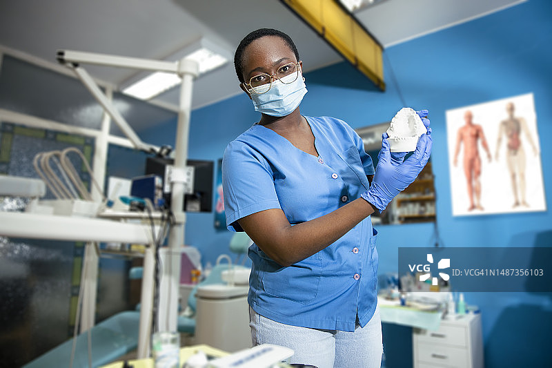 牙医手持假牙图片素材