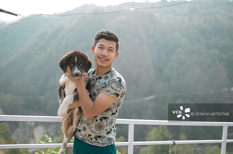 小男孩和他的宠物狗图片素材