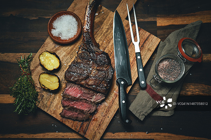 烤战斧牛排配烤土豆图片素材