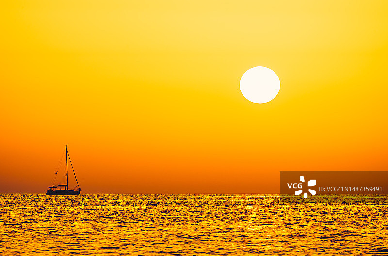 地中海日落时分，游艇扬帆航行图片素材
