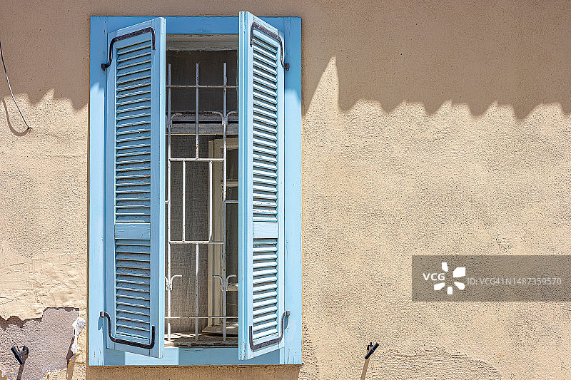 历史建筑的蓝色百叶窗图片素材