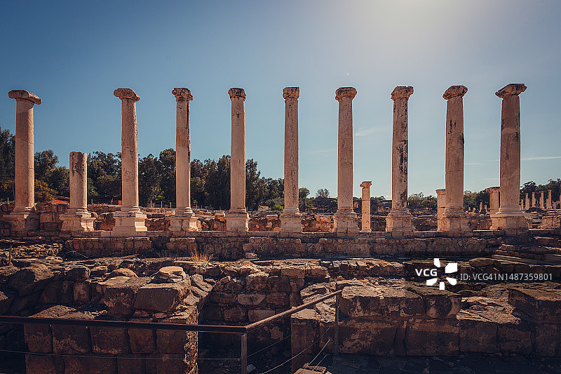 蓝天下的古罗马柱廊图片素材