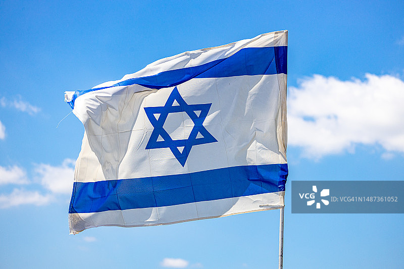 在蓝天下飘扬的以色列国旗图片素材