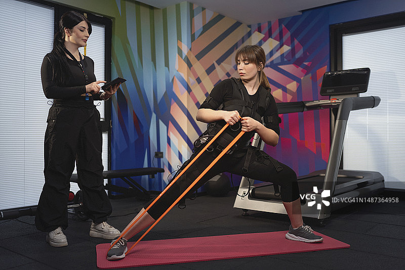 通过EMS健身私教瘦身图片素材