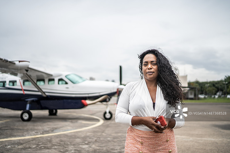 机场机库里的中年妇女肖像图片素材