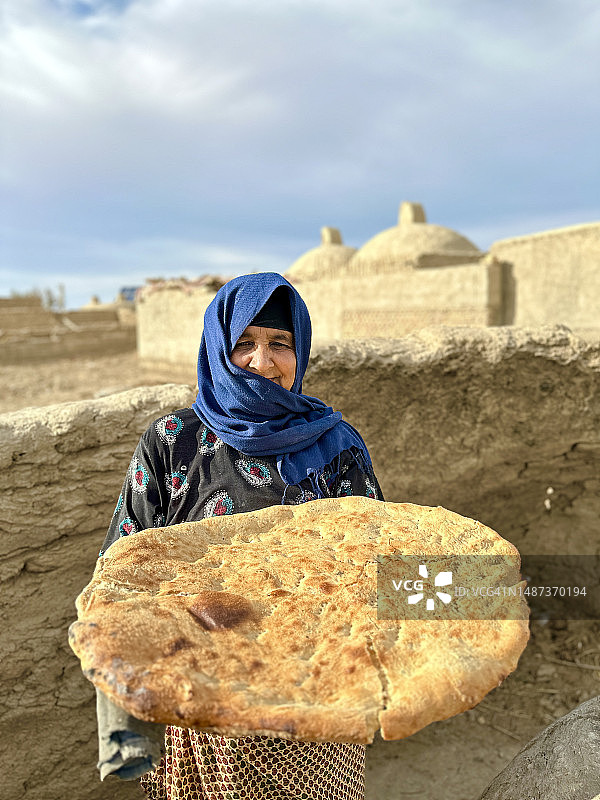 老妇制作美味面包图片素材