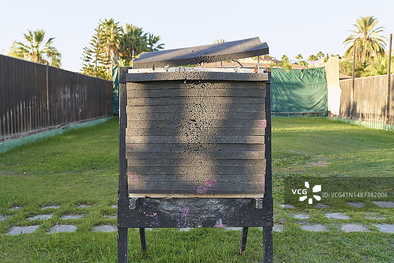 草地上用于射箭目标的泡沫橡胶支架，背景是栅栏和棕榈树图片素材