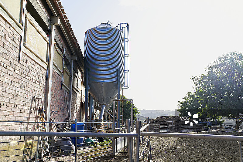 农场外的工业饲料筒仓（无人物正面图）图片素材