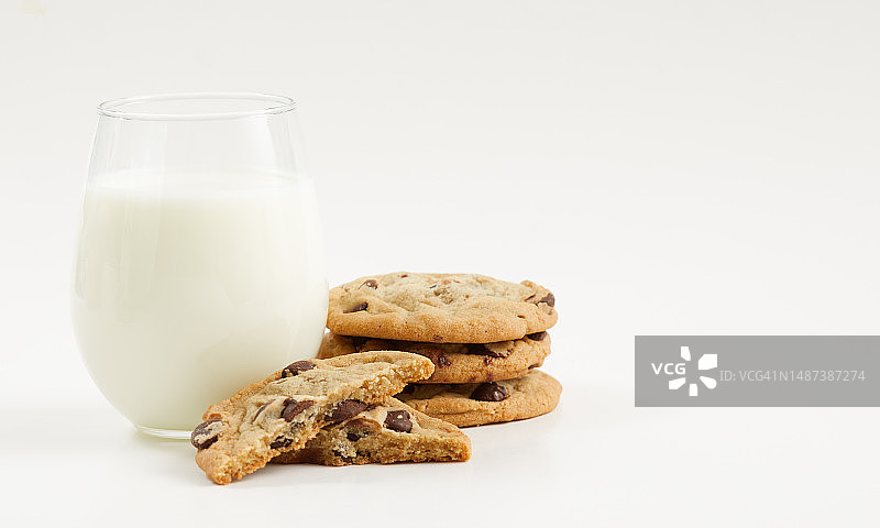 巧克力饼干和一杯牛奶特写图片素材