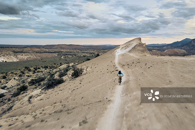 男子山地自行车复古自然景观图片素材