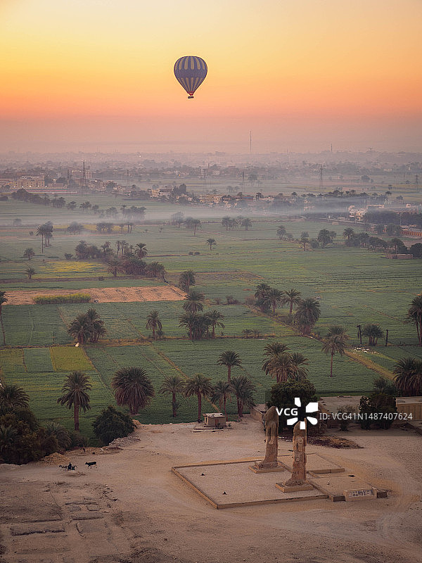 埃及卢克索西岸的热气球图片素材