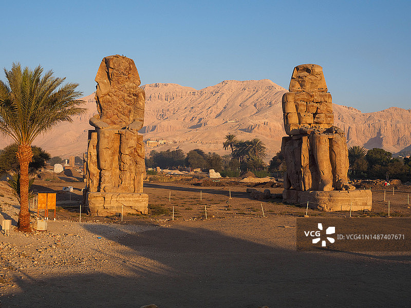 埃及卢克索的门农巨像图片素材