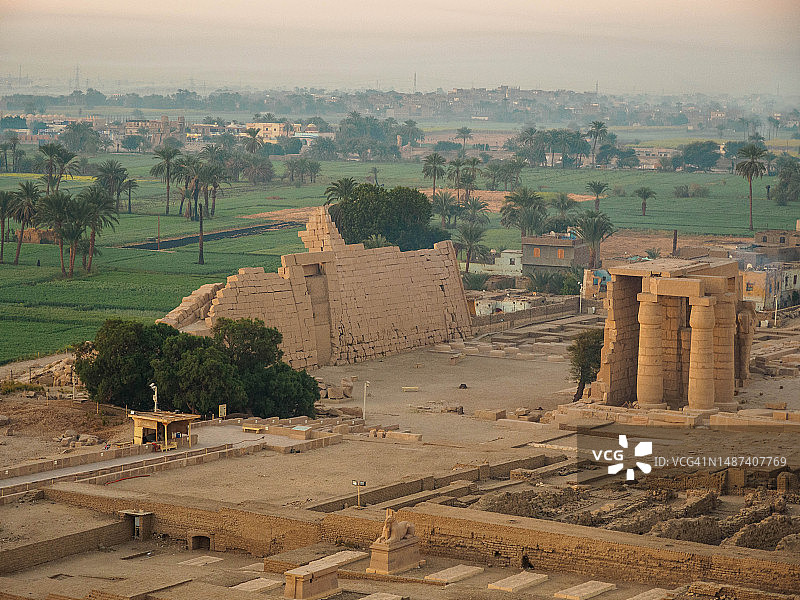 从热气球上俯瞰埃及卢克索西岸的拉美西斯二世祭庙图片素材