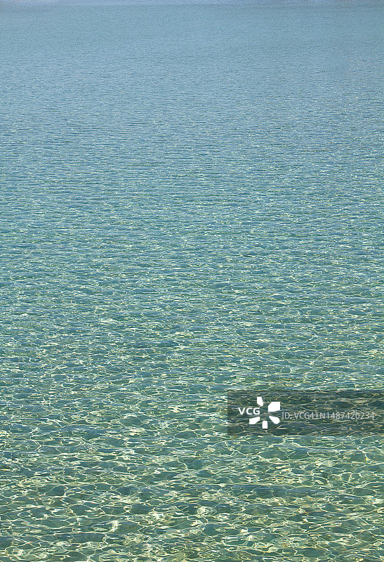 泻湖清澈碧绿水域与白色沙质水底特写图片素材