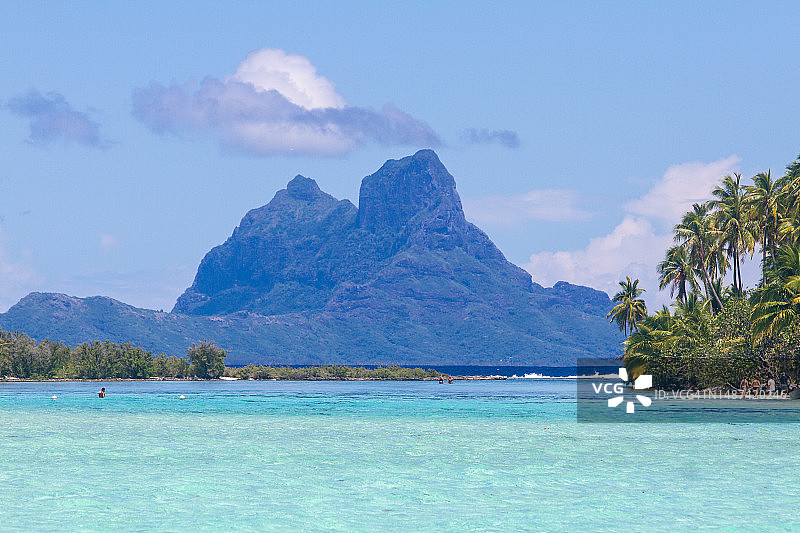 从塔哈岛拍摄的波拉波拉岛水晶般清澈的泻湖景观图片素材