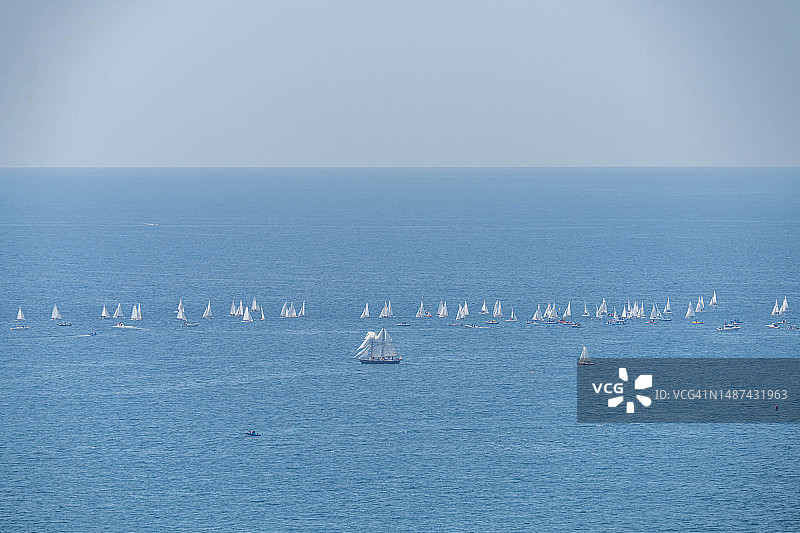 日本神奈川阳光明媚的海滩上航行的游艇图片素材