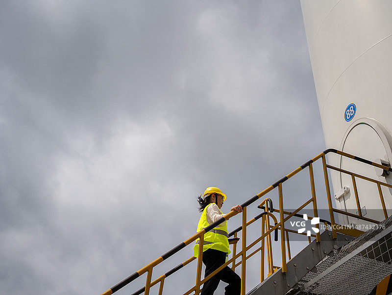 工程师检查风力发电站图片素材