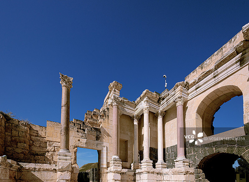 蓝色天空下的古罗马圆形剧场遗址图片素材
