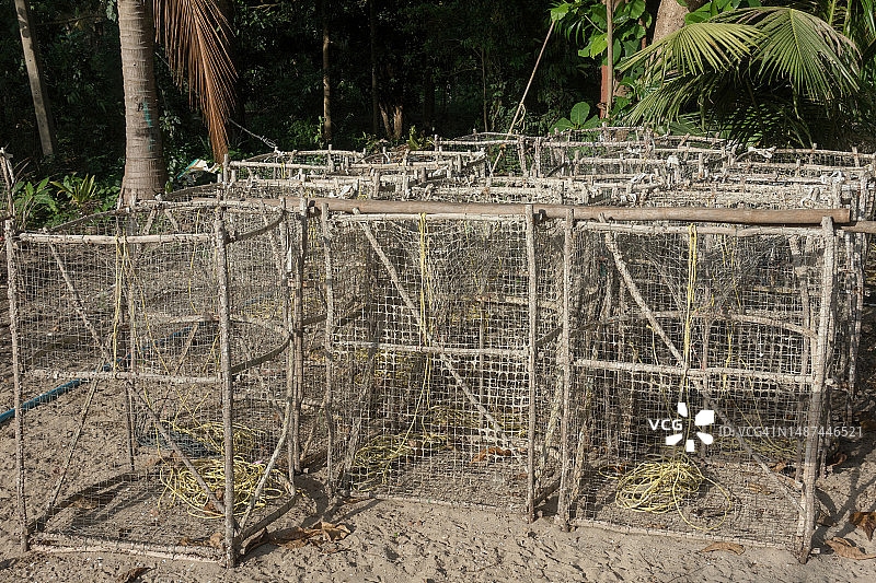 海滩上的鱼笼图片素材