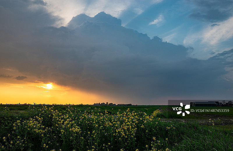 傍晚时分平原上空的风暴云图片素材