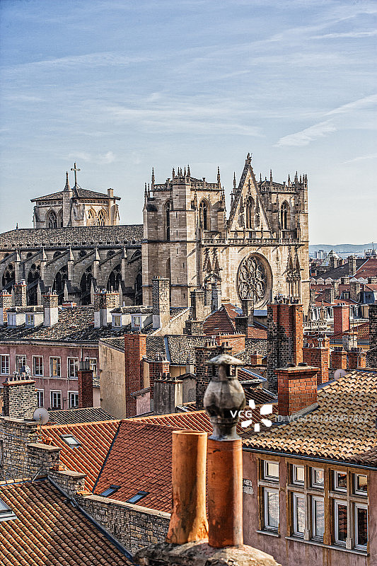 里昂老城：里昂主教座堂和城镇屋顶图片素材