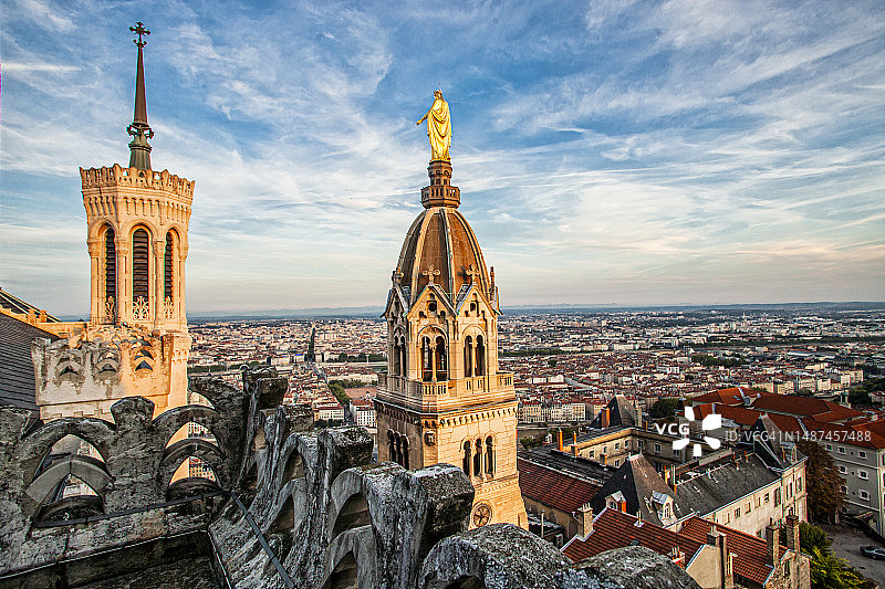 富维耶圣母大教堂的钟楼和圣托马斯小教堂及城镇图片素材
