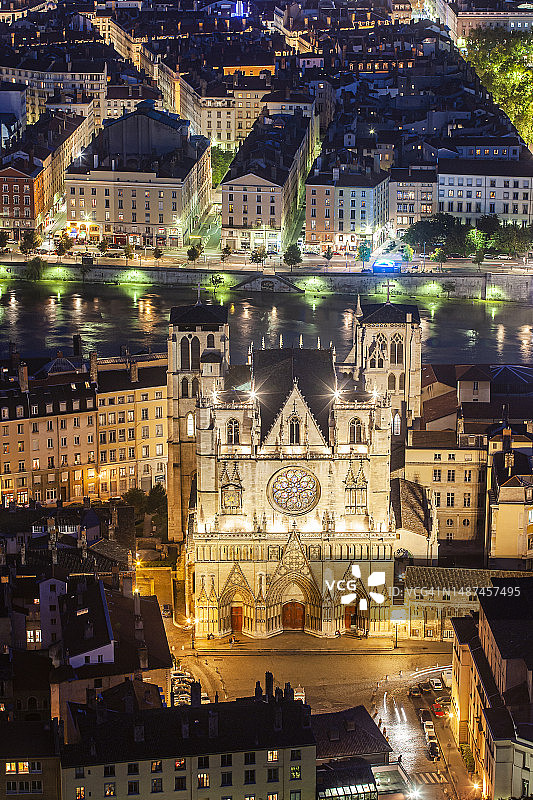 里昂老城：里昂主教座堂和城镇屋顶图片素材