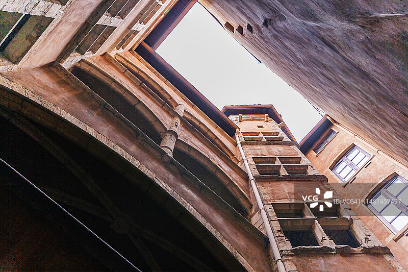 里昂老城文艺复兴庭院图片素材