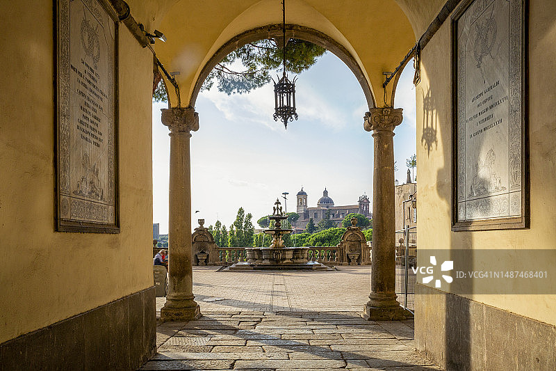 意大利拉齐奥维泰博：普里奥里宫的喷泉与拱门图片素材