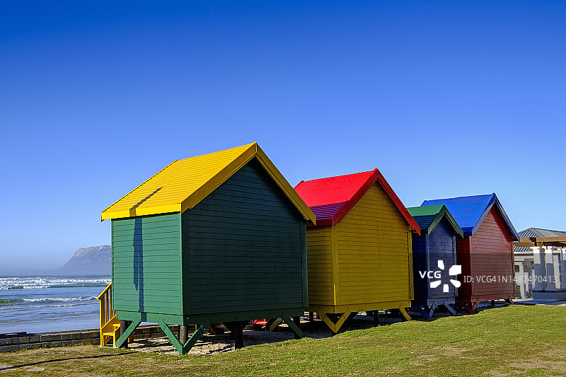 南非西开普省开普敦穆岑堡海滩彩色小屋排图片素材
