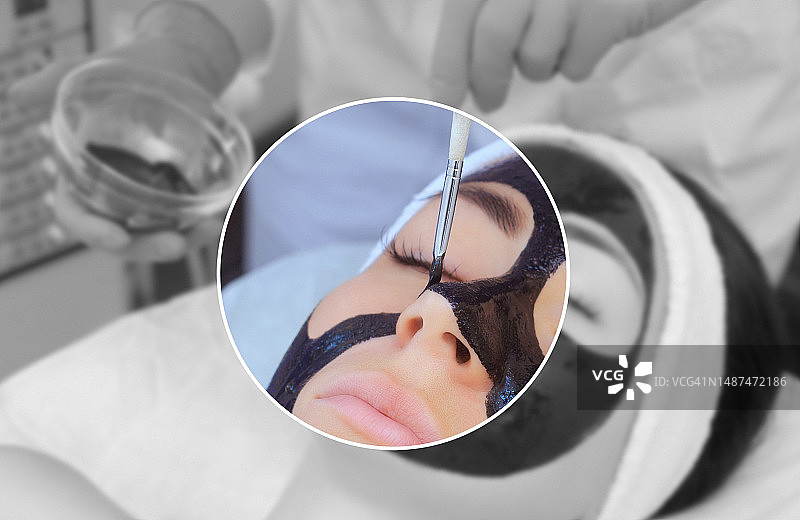 给美丽女性敷黑面膜的步骤。美容院的Spa护理和猫咪护理。图片素材