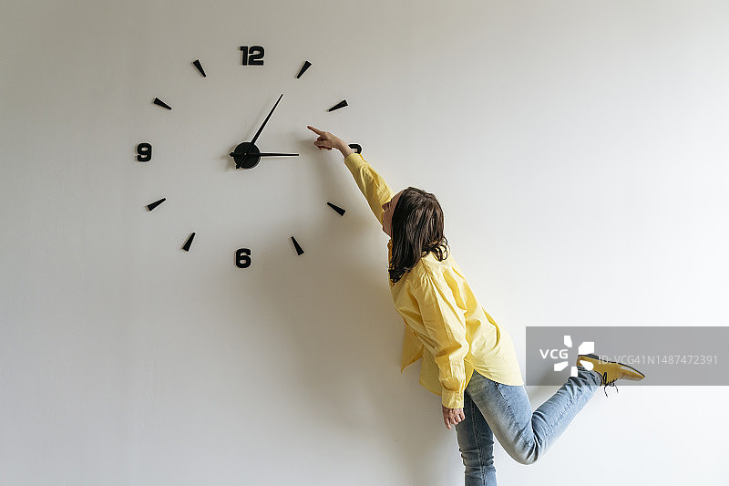 女人指着大钟图片素材