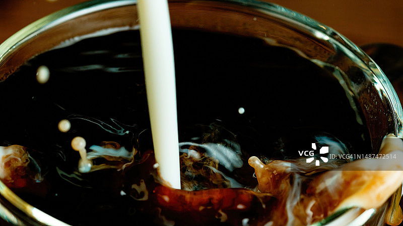 牛奶倒入咖啡特写图片素材