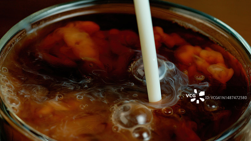 牛奶倒入咖啡特写图片素材