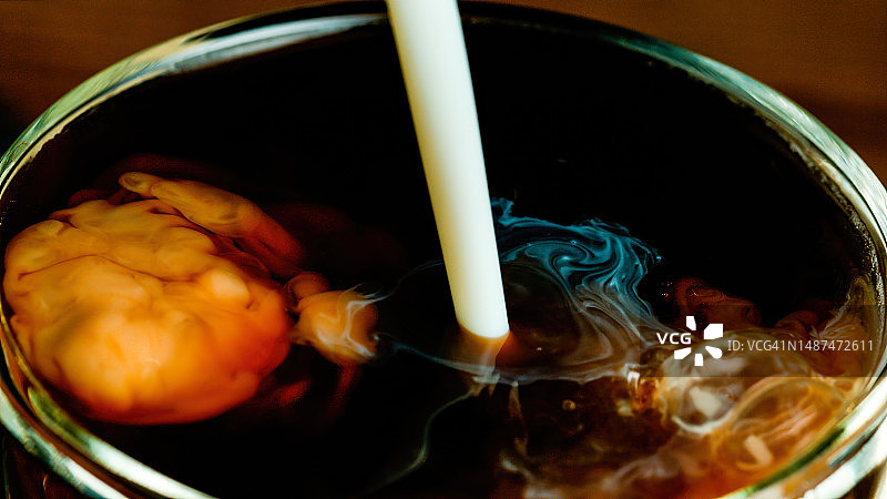 牛奶倒入咖啡杯的特写图片素材