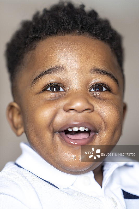 黑发的可爱男孩图片素材