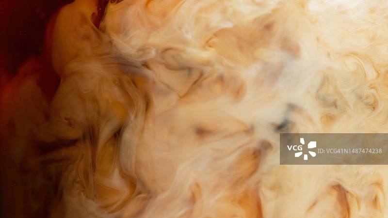 咖啡中形成的奶油云特写图片素材