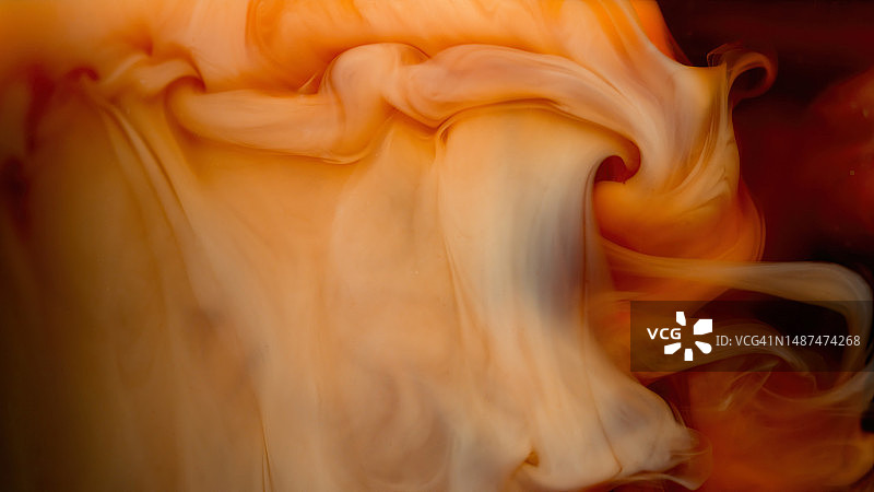 咖啡中牛奶扩散的景象特写图片素材