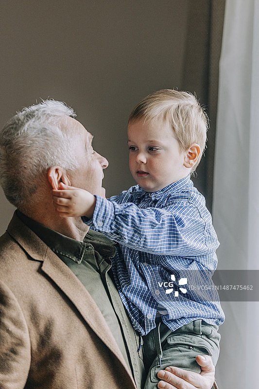 祖父在家抱着孙子图片素材