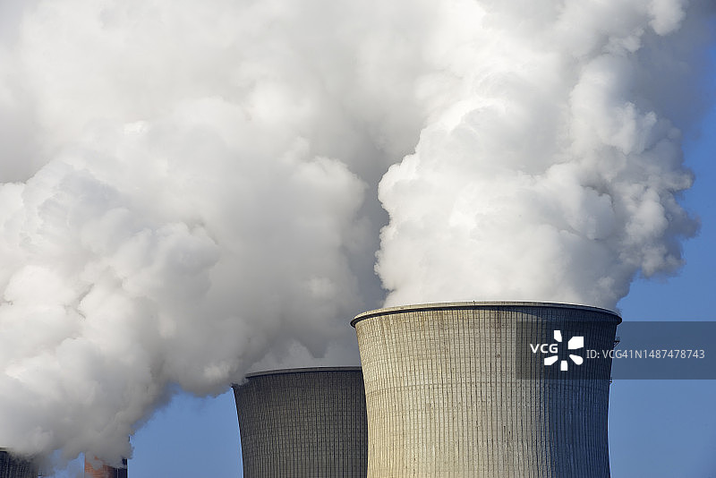 德国北莱茵-威斯特法伦州诺伊拉特：冷却塔释放出水蒸气云图片素材
