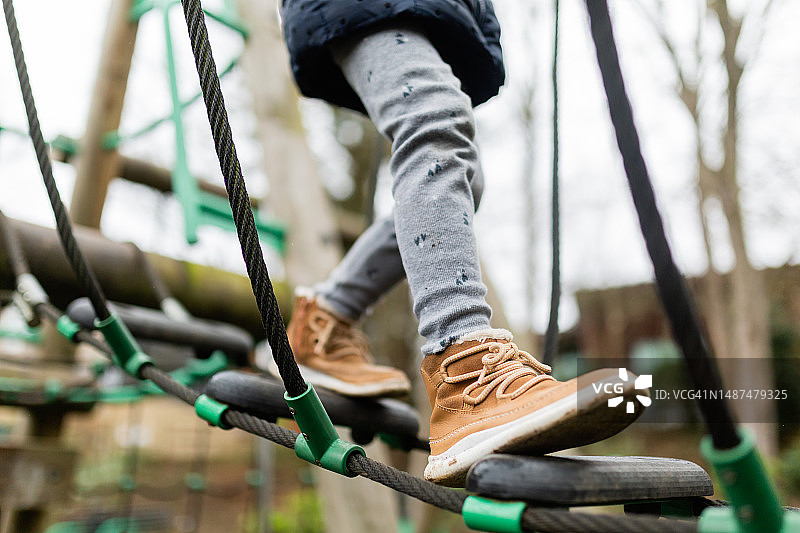 儿童双脚跨越障碍物特写图片素材